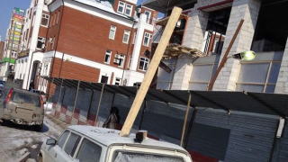 Illustration for article titled Construction Accident or Undead Russian Station Wagon?—You Decide